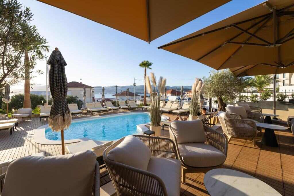 Outdoor swimming pool and sun terrace at Hotel Vagabundo