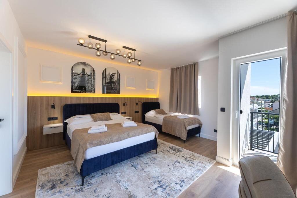 Trokrevetna soba s balkonom at Hotel Vagabundo, Trogir