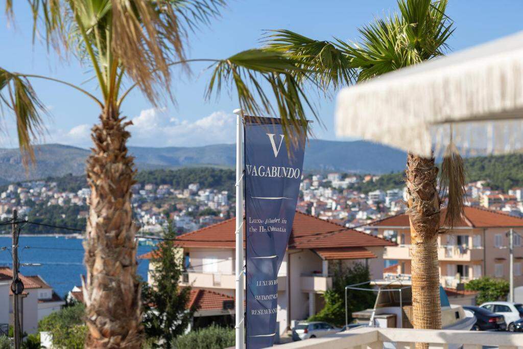 View of the bay and palms at Hotel Vagabundo in Okrug Gornji