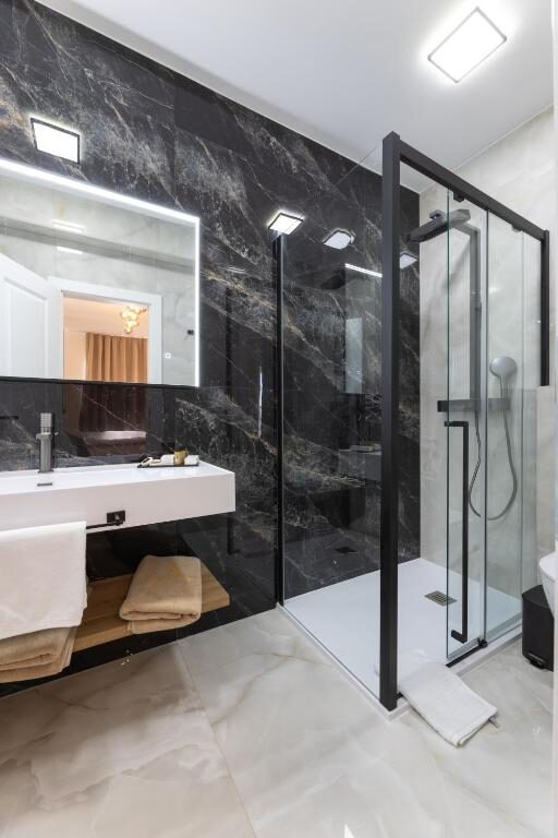 Private bathroom with walk-in shower at Hotel Vagabundo